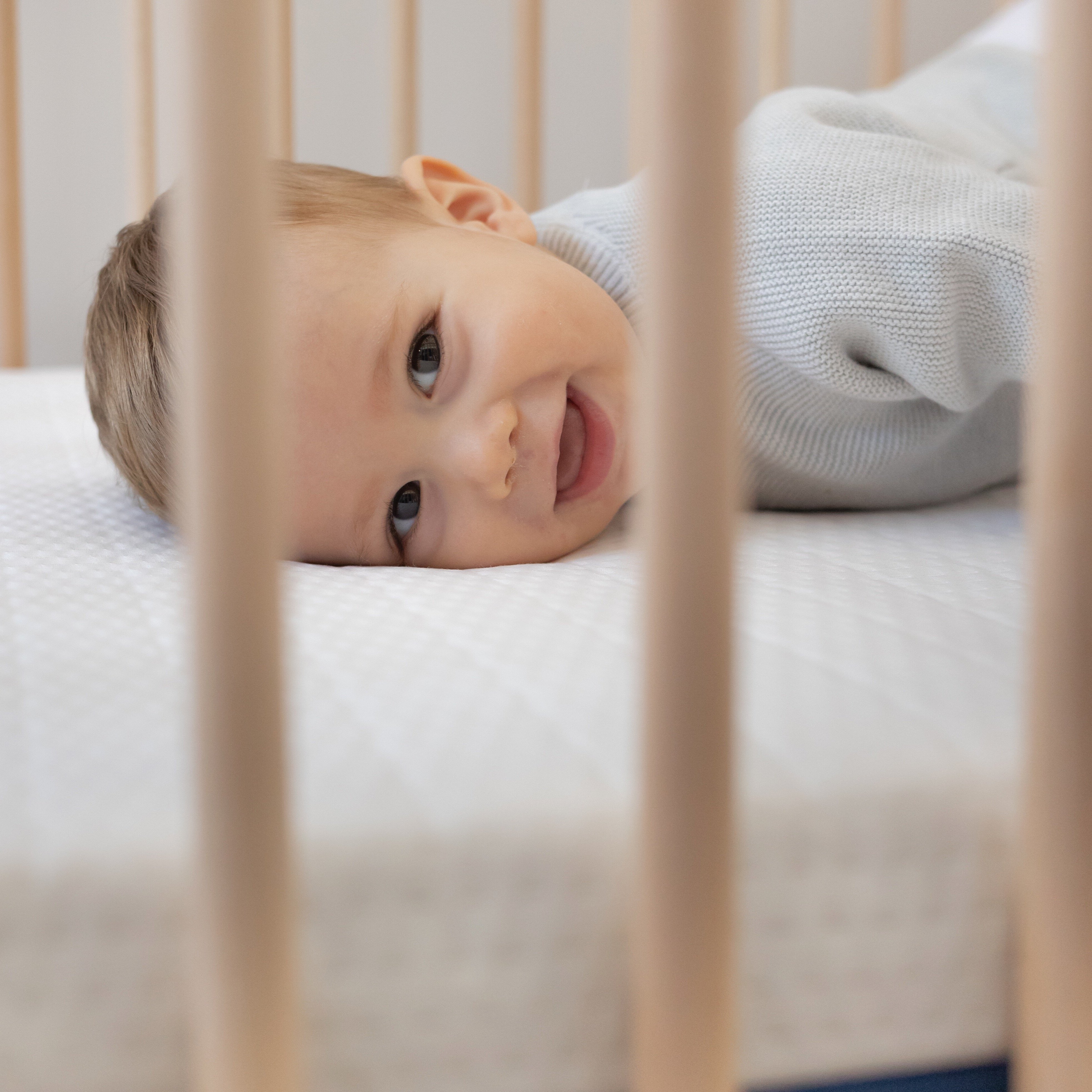 Niño apoyando sobre un colchón Care® de ECUS Kids